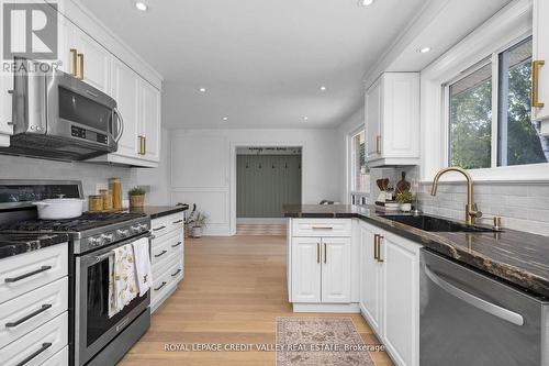 47 Larry Street, Caledon, ON - Indoor Photo Showing Kitchen With Upgraded Kitchen
