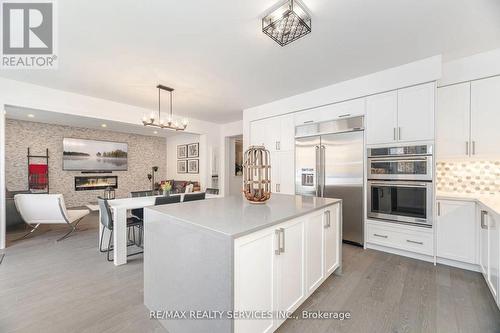 112 Newhouse Boulevard, Caledon, ON - Indoor Photo Showing Kitchen With Upgraded Kitchen