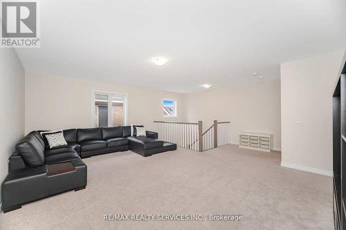 112 Newhouse Boulevard, Caledon, ON - Indoor Photo Showing Other Room