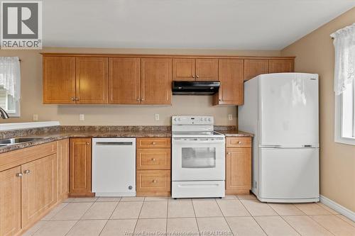2538 Duneshill, Windsor, ON - Indoor Photo Showing Kitchen