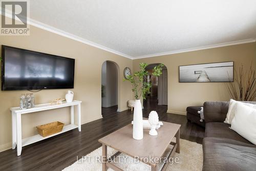 37 Malone Road, Georgina, ON - Indoor Photo Showing Living Room