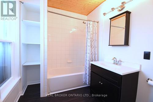 Mn Flr 4 pc bath - 261 Prospect Street S, Hamilton, ON - Indoor Photo Showing Bathroom