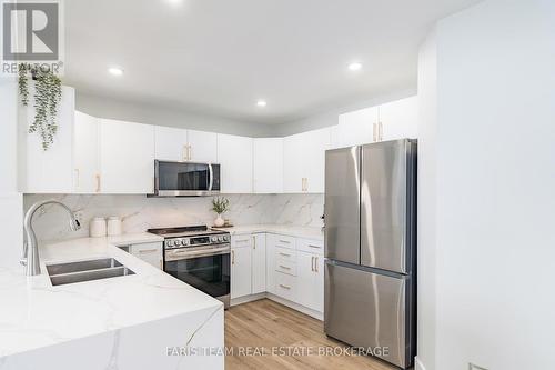 81 Wallace Street, New Tecumseth, ON - Indoor Photo Showing Kitchen With Double Sink With Upgraded Kitchen