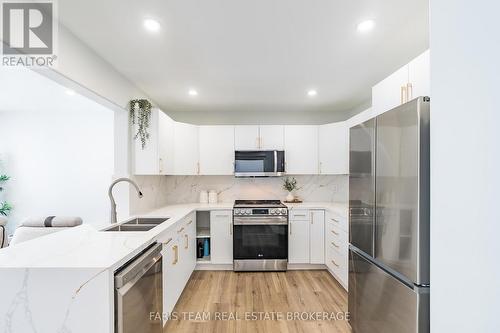 81 Wallace Street, New Tecumseth, ON - Indoor Photo Showing Kitchen With Double Sink With Upgraded Kitchen