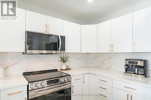 81 Wallace Street, New Tecumseth, ON - Indoor Photo Showing Kitchen