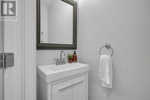 134 Staffordshire Court, London North (North L), ON - Indoor Photo Showing Bathroom