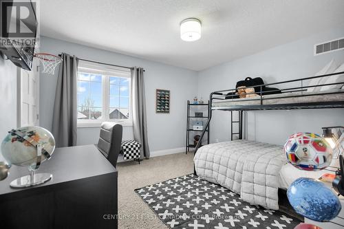 134 Staffordshire Court, London North (North L), ON - Indoor Photo Showing Bedroom