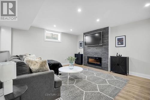 134 Staffordshire Court, London North (North L), ON - Indoor With Fireplace