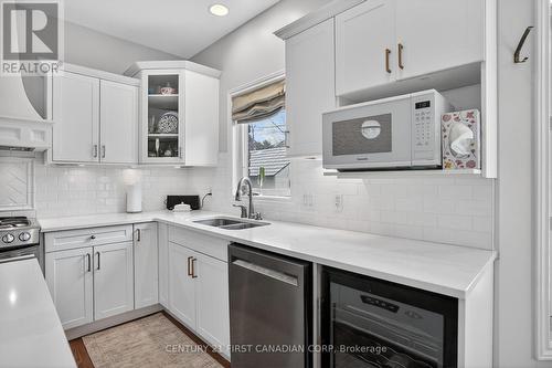 1983 Quarrier Road, London North (North R), ON - Indoor Photo Showing Kitchen With Double Sink