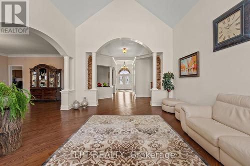 18 Wolford Court, Georgina, ON - Indoor Photo Showing Living Room