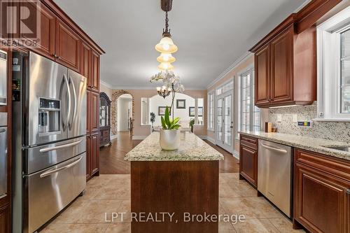 18 Wolford Court, Georgina, ON - Indoor Photo Showing Kitchen