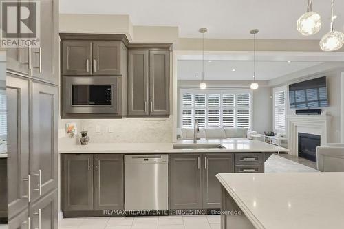 355 Wisteria Way, Oakville, ON - Indoor Photo Showing Kitchen With Upgraded Kitchen