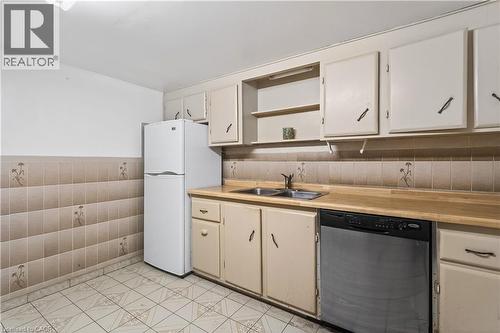 5760 Church'S Lane, Niagara Falls, ON - Indoor Photo Showing Kitchen With Double Sink
