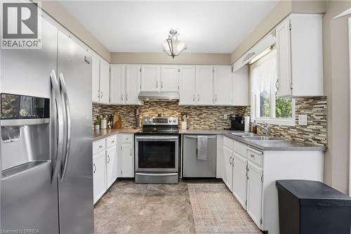 23 Vance Crescent, Waterdown, ON - Indoor Photo Showing Kitchen With Double Sink With Upgraded Kitchen