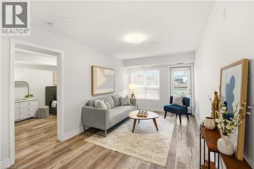 1045 Nadalin Heights Unit# 108, Milton, ON - Indoor Photo Showing Living Room