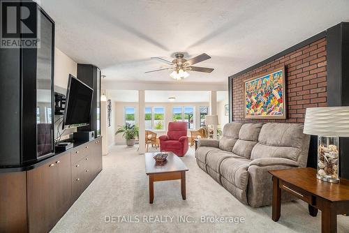 899 Concession 1 Road, Alfred And Plantagenet, ON - Indoor Photo Showing Living Room