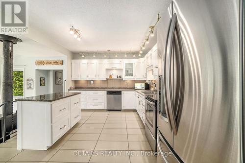 899 Concession 1 Road, Alfred And Plantagenet, ON - Indoor Photo Showing Kitchen With Upgraded Kitchen