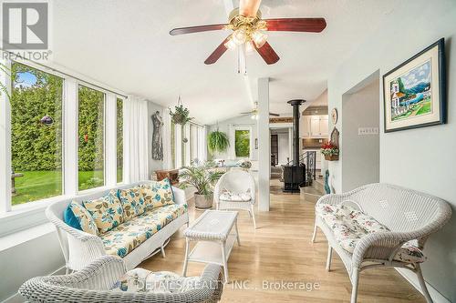 899 Concession 1 Road, Alfred And Plantagenet, ON - Indoor Photo Showing Living Room