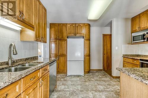 147 Cranbrook Crescent, Sudbury, ON - Indoor Photo Showing Kitchen With Double Sink
