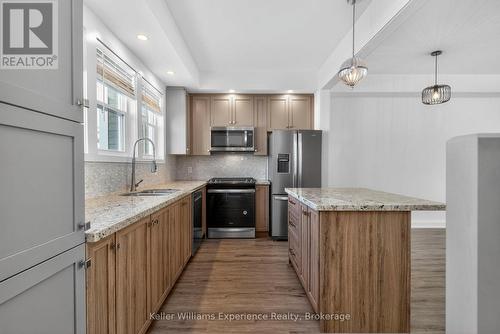 10 Danielle Crescent, Midland, ON - Indoor Photo Showing Kitchen With Upgraded Kitchen