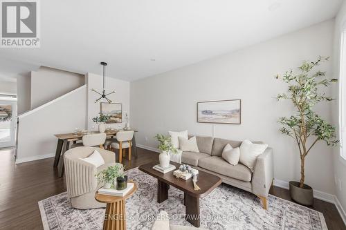 302 Canadensis Lane, Ottawa, ON - Indoor Photo Showing Living Room
