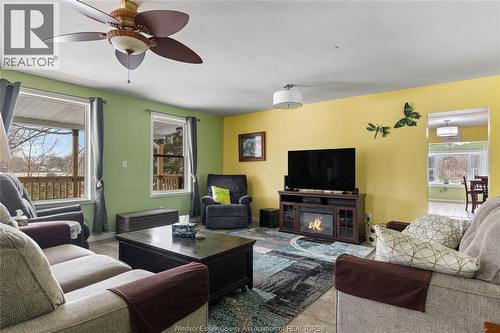 86 Draper Street, Colchester, ON - Indoor Photo Showing Living Room