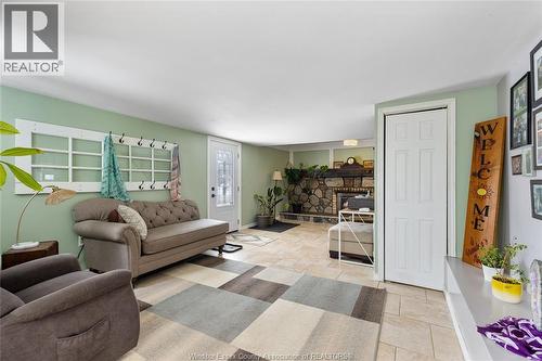86 Draper Street, Colchester, ON - Indoor Photo Showing Living Room