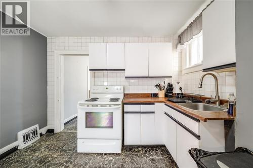 1088 Hickory, Windsor, ON - Indoor Photo Showing Kitchen