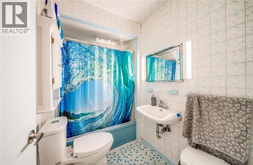 1088 Hickory, Windsor, ON - Indoor Photo Showing Bathroom