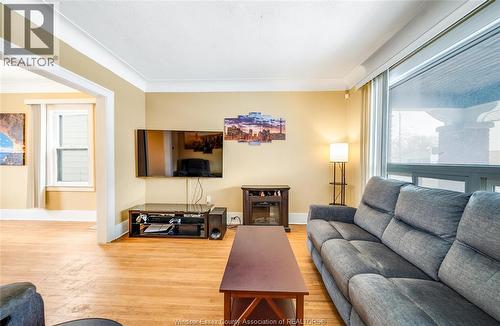 1088 Hickory, Windsor, ON - Indoor Photo Showing Living Room With Fireplace