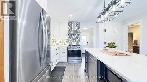 54 Waterloo Street, West Perth (Mitchell), ON - Indoor Photo Showing Kitchen With Upgraded Kitchen