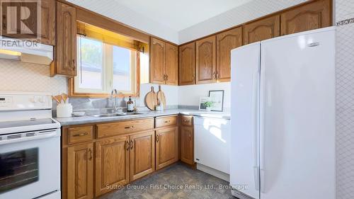 8 Dunsford Crescent, St. Marys, ON - Indoor Photo Showing Kitchen With Double Sink