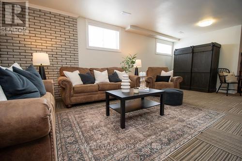 874 Monarch Road, Kawartha Lakes (Lindsay), ON - Indoor Photo Showing Living Room
