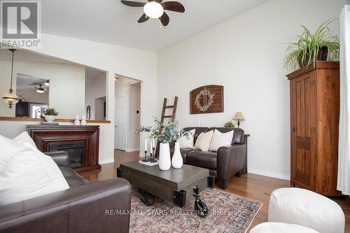 874 Monarch Road, Kawartha Lakes (Lindsay), ON - Indoor Photo Showing Living Room