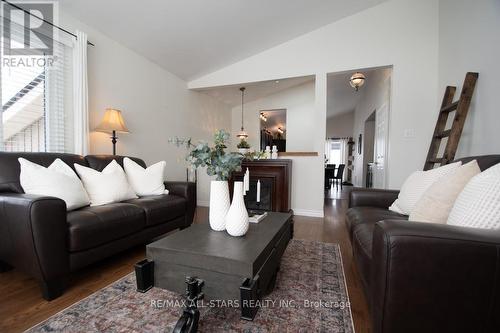 874 Monarch Road, Kawartha Lakes (Lindsay), ON - Indoor Photo Showing Living Room