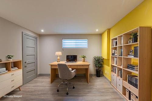 Office - 895 Rue Ravel, Brossard, QC - Indoor Photo Showing Office