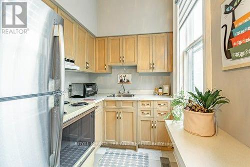 848 Dundas Street E, London East (East G), ON - Indoor Photo Showing Kitchen With Double Sink