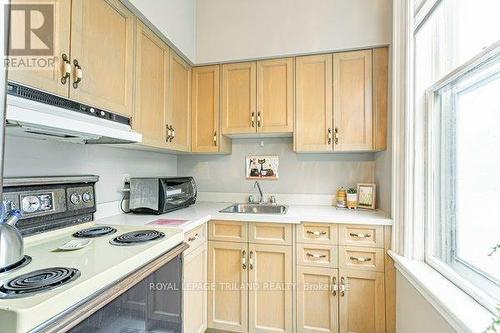 848 Dundas Street E, London East (East G), ON - Indoor Photo Showing Kitchen