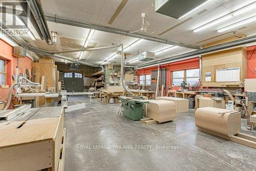 848 Dundas Street E, London East (East G), ON - Indoor Photo Showing Garage