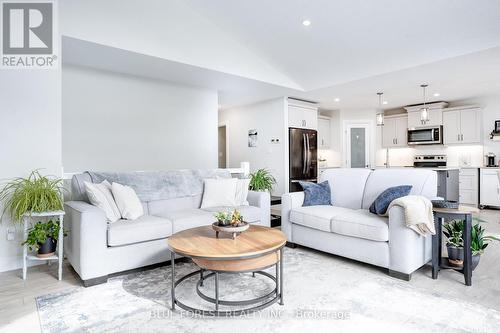 12 Auburn Drive, St. Thomas, ON - Indoor Photo Showing Living Room