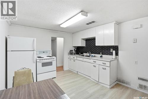 2337 William Avenue, Saskatoon, SK - Indoor Photo Showing Kitchen With Double Sink