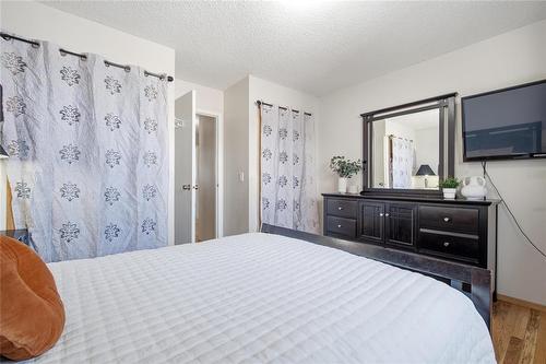 46 Donan Street, Winnipeg, MB - Indoor Photo Showing Bedroom