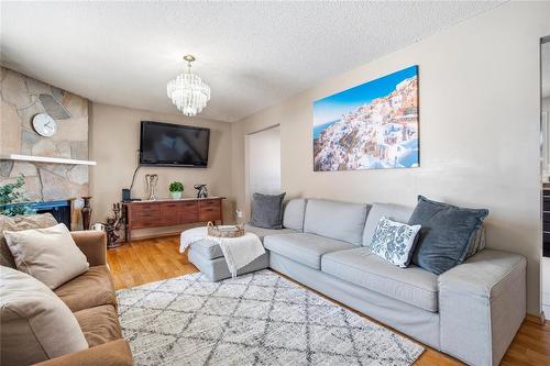 Living Room - 46 Donan Street, Winnipeg, MB - Indoor Photo Showing Living Room