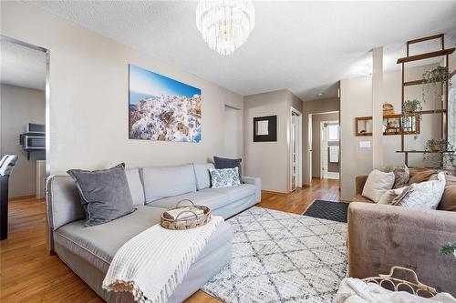 46 Donan Street, Winnipeg, MB - Indoor Photo Showing Living Room
