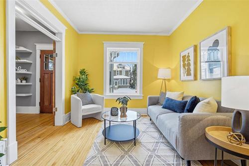 500 Newman Street, Winnipeg, MB - Indoor Photo Showing Living Room