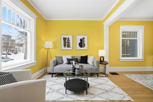 500 Newman Street, Winnipeg, MB - Indoor Photo Showing Living Room