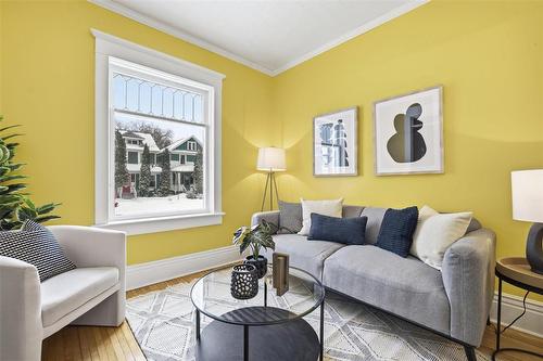 500 Newman Street, Winnipeg, MB - Indoor Photo Showing Living Room
