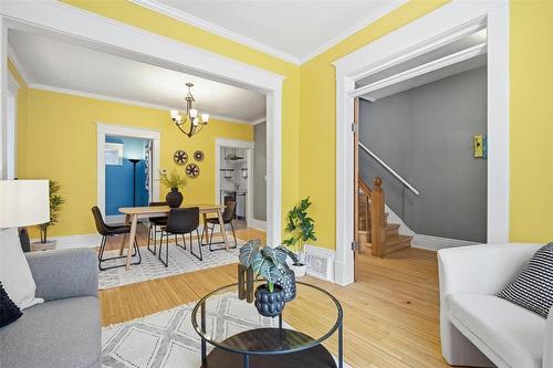 500 Newman Street, Winnipeg, MB - Indoor Photo Showing Living Room