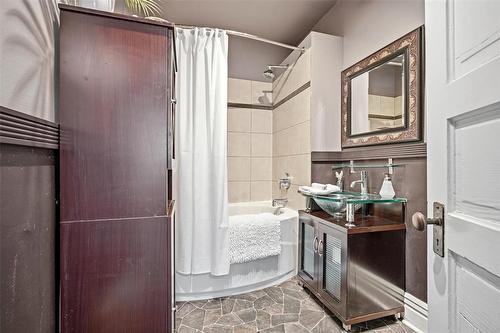 500 Newman Street, Winnipeg, MB - Indoor Photo Showing Bathroom