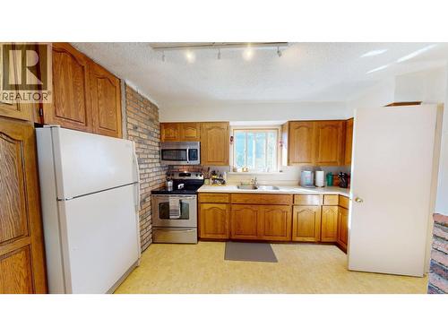 3130 Iris Crescent, Trail, BC - Indoor Photo Showing Kitchen